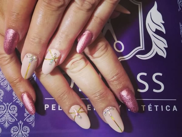 fotos de uñas de porcalana en ondass peluquería y estética