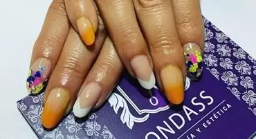 servicios de uñas de porcelana en 7 Palmas en Ondass Peluquería