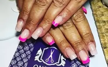 servicios de uñas de porcelana en 7 Palmas en Ondass Peluquería